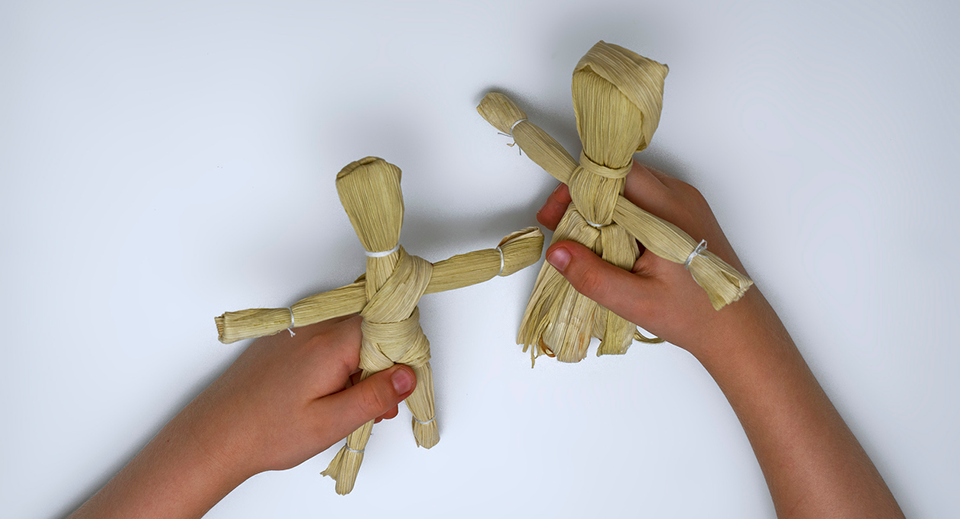 Corn_husk_doll_activity